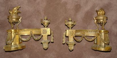 PAIRE DE CHENETS en bronze ciselé et doré...