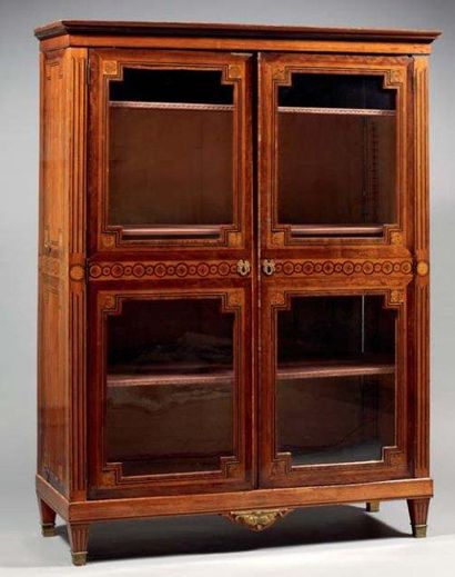 IMPORTANTE VITRINE à décor marqueté en acajou,...