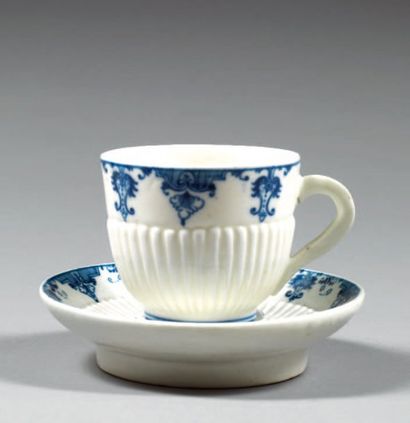 Partie de service a café en porcelaine à...