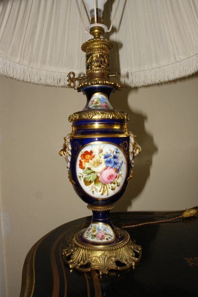 Paire de lampes à pétrole en porcelaine bleu...