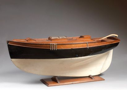 Maquette voilier en acajou et bois laqué....