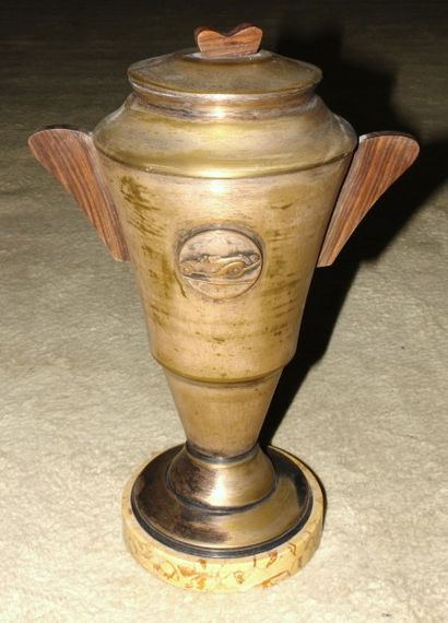 Coupe de prix en métal argenté, les anses...