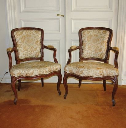 Paire de fauteuils cabriolet, en bois naturel...