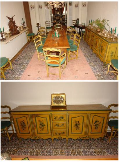 Enfilade en bois laqué jaune d'or à décor...
