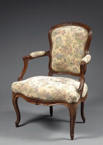 Fauteuil cabriolet en bois naturel mouluré...