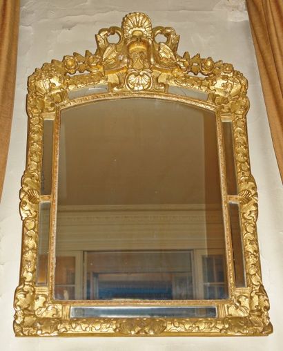 Miroir à parecloses en bois sculpté et redoré...