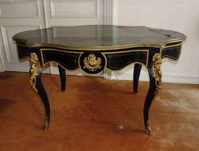 Table de mileu de forme mouvementée en placage...