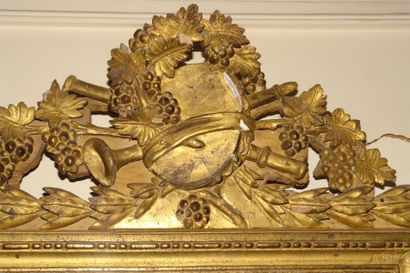 Miroir a fronton en bois sculpté et doré...