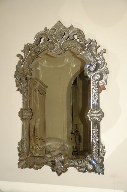 Miroir de forme mouvementée en verre gravé...
