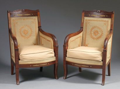 Paire de chaises à châssis en bois teinté...