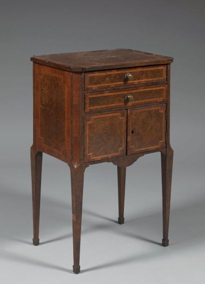 Petite table chiffonnière en placage de loupe...