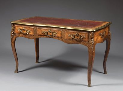 Bureau plat de dame de forme chantournée...