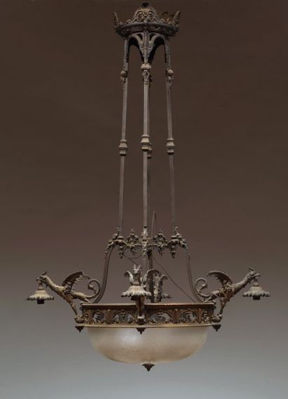 Lustre en bronze patiné soutenant une vasque...