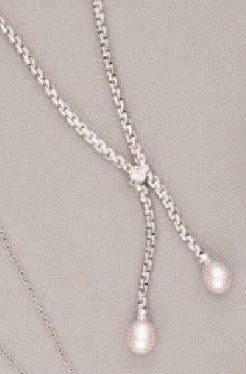 Collier en or gris agrafé d'un coeur en diamant...