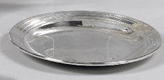 Assiette ronde en argent, le marli tracé...