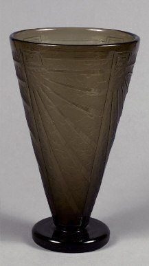 SCHNEIDER
Vase tronconique en verre fumé...