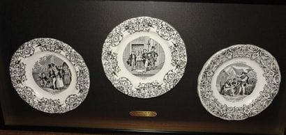 CREIL
Trois assiettes en faïence fine à décor...