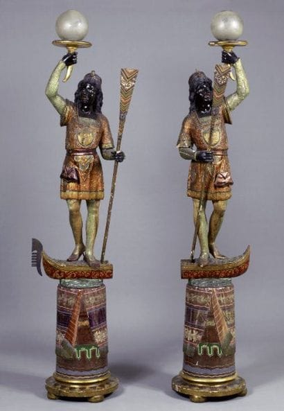 Paire de noirs porte-lumiere en bois sculpté...