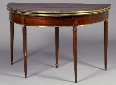 Table demi-lune en placage d'acajou, le plateau...