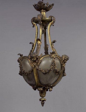Lustre en bronze doré et verre gravé composé...