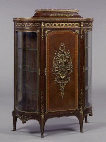 Vitrine à hauteur d'appui de forme demi-lune...