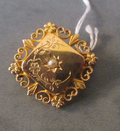 Broche losange en or jaune 18k et une perle...