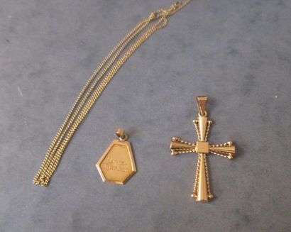 Chaine de cou et deux pendentifs Croix et...