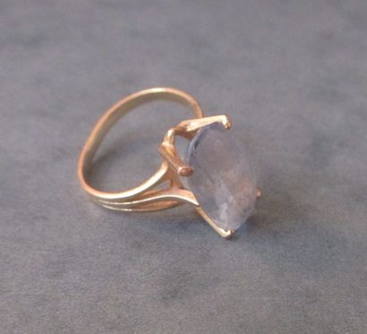 Bague en or jaune 18k ornée d'un pierre bleu...
