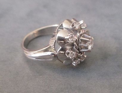 Bague en or gris 18k et platine sertie au...
