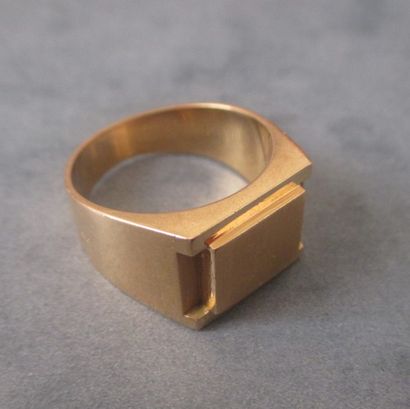 Chevalière en or jaune 18k, pds : 13,9 g...