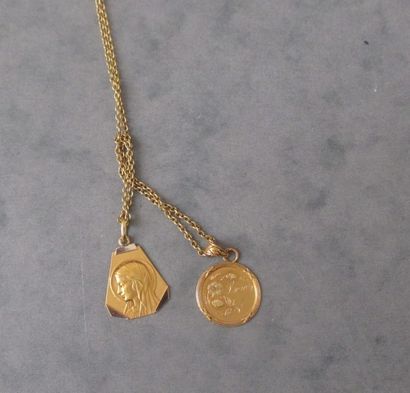 Chaine de cou et deux pendentifs en or jaune...