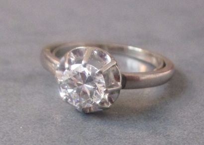 Bague solitaire en or gris sertie d'un diamant...