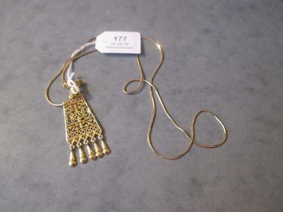 Pendentif ajouré et chaîne en or 18K

Poids...