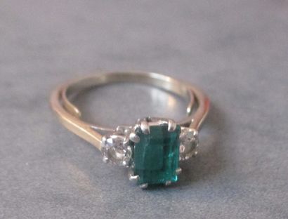 Bague en or gris serti d'une petite émeraude...
