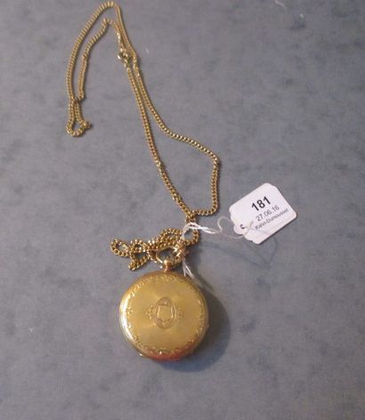 Une montre de col et sa chaîne en or jaune...