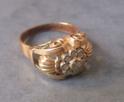 Bague en or jaune 18k à décor central d'une...