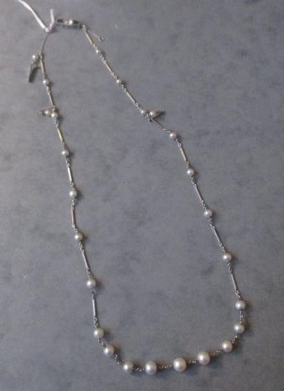 Collier en or gris 18k et perles, fermoir...