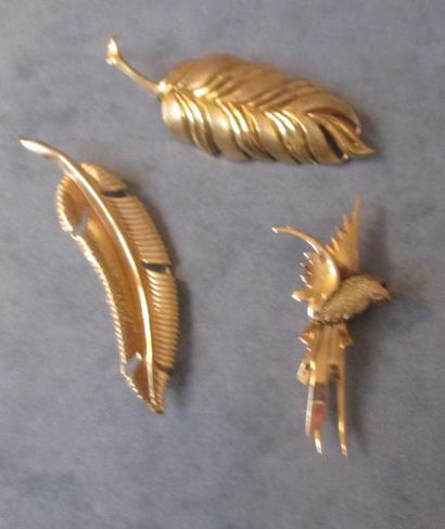 Trois broches en or jaune 18k : deux en forme...