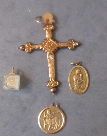 Quatre pendentifs en or jaune 18k : Vierge...