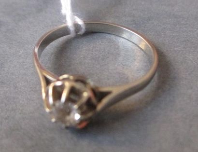 Bague en or gris 18k ornée d'un dimant taille...