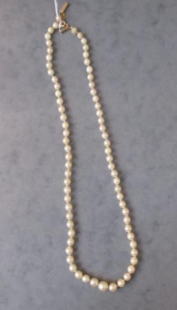 *Collier de perles de culture en chute, fermoir...
