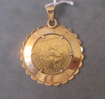 *Pendentif rond en or jaune 18k orné d'une...