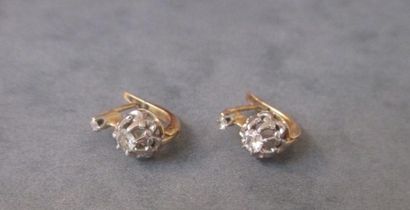 *Paire de dormeuses en or 18k et brillants,...