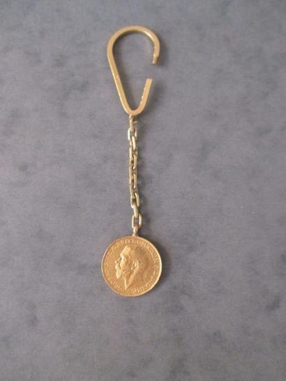 *Porte-clé en or jaune 18k orné d'un Souverain,...