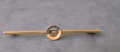 *Broche en or 18k et eclats de pierres blanches,...