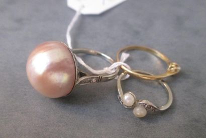 *Trois bagues en or 18k et perles dont une...
