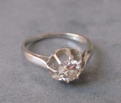 *Bague solitaire en platine ornée d'un petit...
