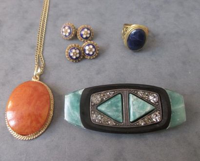 Lot de bijoux fantaisies : pendentif, broche,...