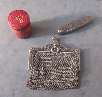 Lot : canif en argent, bourse en argent et...