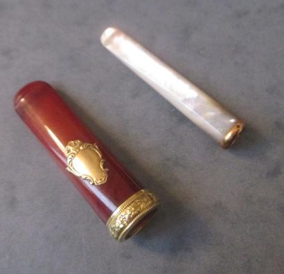 Deux fume cigarettes monture en or 18 k

Poids...